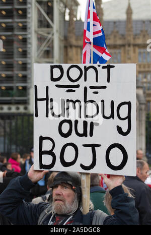 Un pro Brexit Boris Johnson ventola / sostenitore di Londra dimostrando al di fuori della sede del Parlamento con un cartello che recita: Non humbug il nostro BoJo Foto Stock