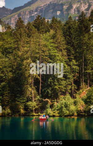 I turisti facendo una gita in barca sul lago Blausee in Svizzera Foto Stock