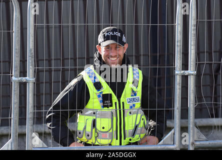 Gentile e coraggioso AGENTE DI POLIZIA ARMATO a Londra a guardia di edifici del governo Foto Stock