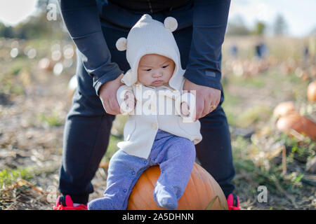 Ritratto di un bambino all'aperto in un orto di zucche di Halloween Foto Stock
