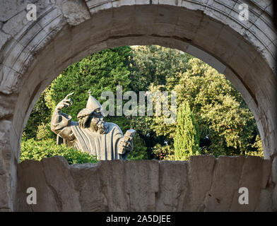 Mons. Gregory Of Nins Statue Golden Gate Split, Croazia, Europa Foto Stock