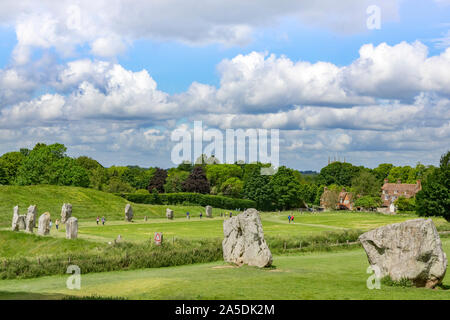 8 giugno 2019: Avebury, Wiltshire, Regno Unito - turisti che passeggiano intorno all'Avebury Stone Circle, il più grande henge del mondo, in una luminosa giornata estiva. Foto Stock