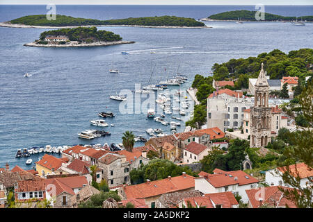 Porto di Hvar da sopra la Croazia Foto Stock