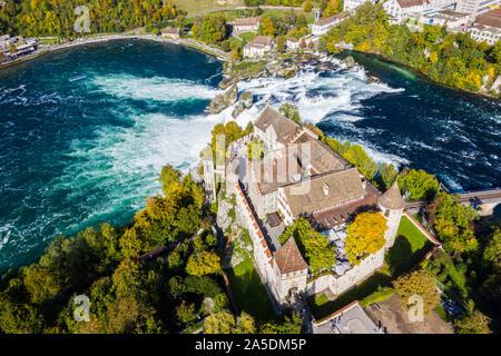 Tetti rossi e i campanili della scogliera-top Schloss Laufen Castello, Laufen-Uhwiesen. Cascate del Reno o Rheinfall, Svizzera. E ponte di confine fra i cantoni Foto Stock