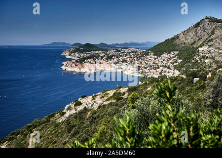 Vista panoramica estiva sulla vecchia città di Dubrovnik e sulla costa adriatica, Croazia Foto Stock