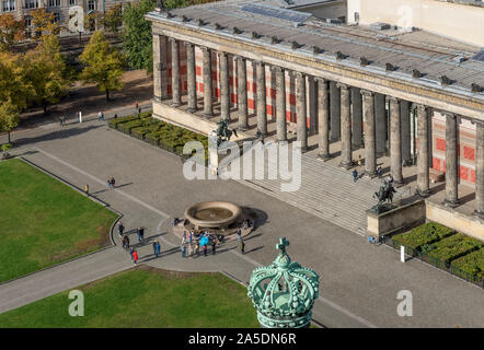 Vista aerea del Lustgarten giardino pubblico e Altes Museum dalla cupola della cattedrale di Berlino, Germania, in una bella giornata di sole Foto Stock