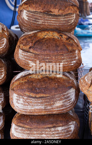 Pane appena sfornato rustico pane di pasta acida su un mercato alimentare in stallo Foto Stock