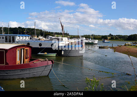 Imbarcazioni sulla banchina a Woodbridge, Suffolk, Regno Unito Foto Stock