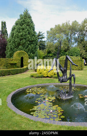 Round stagno ornamentale e statua di Icaro presso il Garden of Heroes & Villains Dorsington Stratford-upon-Avon Inghilterra Foto Stock