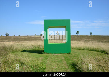 Paesaggio inglese o prato incorniciato dal verde abitazione (2019) scultura o installazione d arte da Krijn de Koning Compton Verney Warwickshire Inghilterra Foto Stock