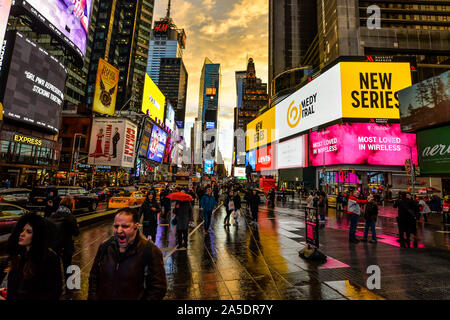 New York/USA - 01/30/19 - Times Square dopo una breve ma heavy rain shower appena prima del tramonto Foto Stock