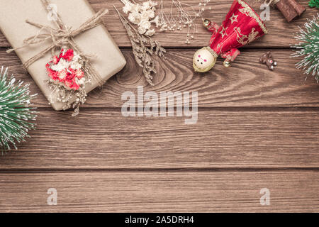 Realizzato a mano DIY confezione regalo e Addobbi Natale su uno sfondo di legno. Presente naturale scatole per Natale e Capodanno o altro anniversario. Saluto auto Foto Stock