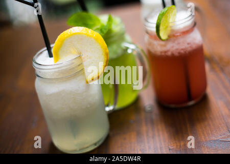 Colore immagine ravvicinata di alcuni vasi di limonata. Foto Stock