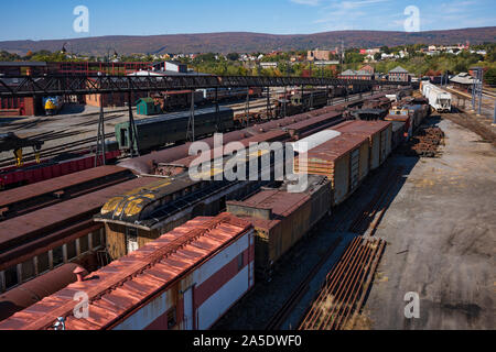 Treno Vintage vagoni e locomotive, coperto di ruggine e sono in stato di abbandono, riposo sulle vie in Scranton, PA, Stati Uniti d'America. Foto Stock