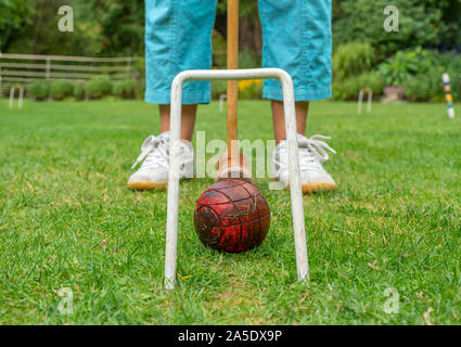 La riproduzione del gioco tradizionale di Croquet su un prato in Inghilterra, Regno Unito Foto Stock