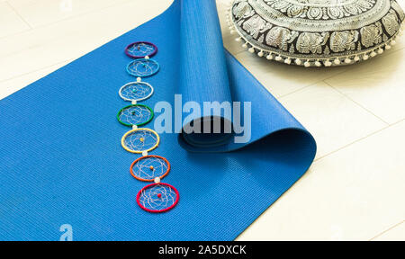 Blue materassino yoga e sette chakra decorazione. Concetto di yoga. Foto Stock