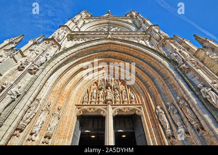 Bruxelles, Belgio - 17 febbraio 2019: Dettaglio dell'ingresso principale della cattedrale di Notre Dame du Sablon e la Cattedrale di Bruxelles in Belgio 2019 Foto Stock