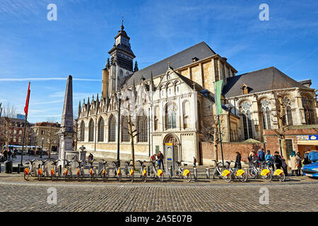 Bruxelles, Belgio - 17 febbraio 2019: Chiesa di Notre-dame de la Chapelle vicino al mercato dalla place du jeu de Balle su una soleggiata domenica . La gente a piedi Foto Stock