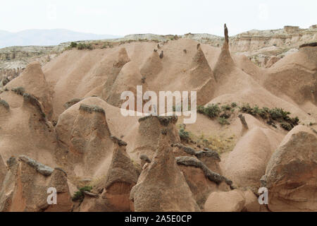 Incredibile colline rocciose in Cappadocia, Turchia. Forme differenti Foto Stock