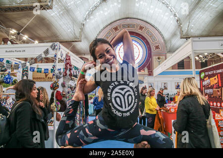 Londra, Regno Unito. 20 ott 2019. Farah e Eugene vegane macellaio all'OM Yoga mostrano ,che mostra alcune fantastiche abilità di yoga di fronte all'iconica colorate radura del Alexandra Palace Credito: Paolo Quezada-Neiman/Alamy Live News Foto Stock