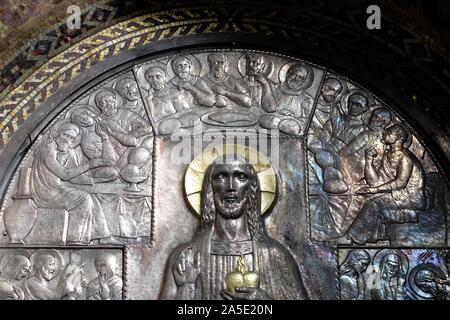 Altare del Sacro Cuore di Gesù nella chiesa di San Biagio a Zagabria in Croazia Foto Stock