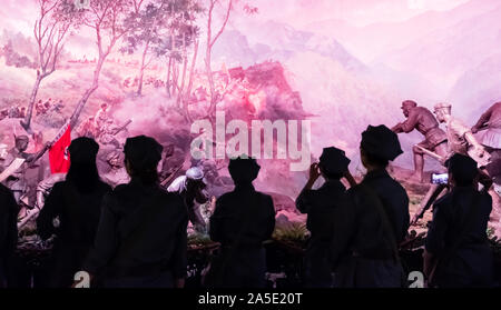 Città Jinggangshan,Cina-22 agosto 2018:la gente a guardare la Cina difesa guerra murale, educazione patriottica in museo Foto Stock