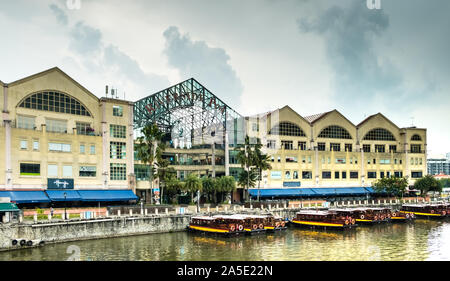 Singapore-24 agosto 2018:vista di Riverside punto il luogo di intrattenimento notturno Foto Stock