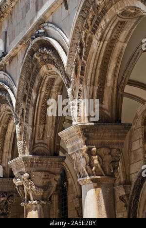 Pilastri della facciata esterna del Palazzo del Rettore a Dubrovnik Croazia. Il Palazzo del Rettore è un palazzo nella città di Dubrovnik che utilizzato per servire come th Foto Stock