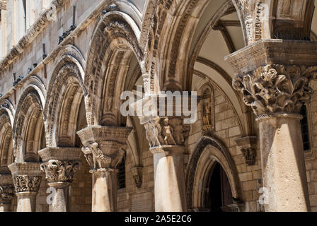 Pilastri della facciata esterna del Palazzo del Rettore a Dubrovnik Croazia. Il Palazzo del Rettore è un palazzo nella città di Dubrovnik che utilizzato per servire come th Foto Stock