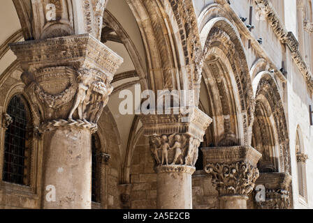 Pilastri della facciata esterna del Palazzo del Rettore a Dubrovnik Croazia. Il Palazzo del Rettore è un palazzo nella città di Dubrovnik che utilizzato per servire come th Foto Stock
