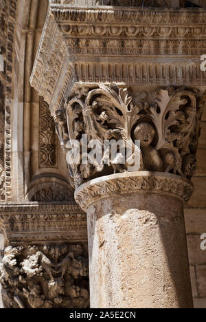 Dettaglio del pilastro della facciata esterna del Palazzo del Rettore a Dubrovnik Croazia. Il Palazzo del Rettore è un palazzo nella città di Dubrovnik che utilizzato per servire Foto Stock