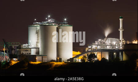 I serbatoi di stoccaggio e di altre parti di un impianto chimico di notte. Foto Stock