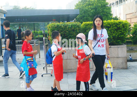 I bambini cinesi prendere parte ad attività pratiche di mani sulla capacità durante il fine settimana e sono a piedi il sito pratica uno per uno Foto Stock