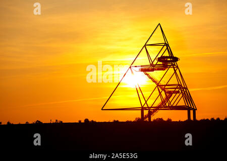 Vista del famoso Tetraeder di Bottrop, Germania al tramonto. Il Tetraeder è un di più di 50m di altezza di costruzione in acciaio sulla parte superiore di una vecchia discarica. Foto Stock