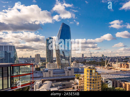 Uno Blackfriars edificio (noto anche come il vaso) e la torre di Southbank. Appartamenti in primo piano. Londra, Regno Unito. Foto Stock