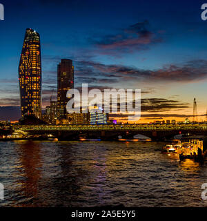 Uno Blackfriars edificio (noto anche come il vaso) e la torre di Southbank al tramonto con il fiume Tamigi, Londra, Regno Unito. Foto Stock