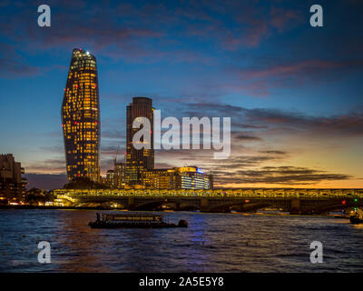 Uno Blackfriars edificio (noto anche come il vaso) e la torre di Southbank al tramonto con il fiume Tamigi, Londra, Regno Unito. Foto Stock