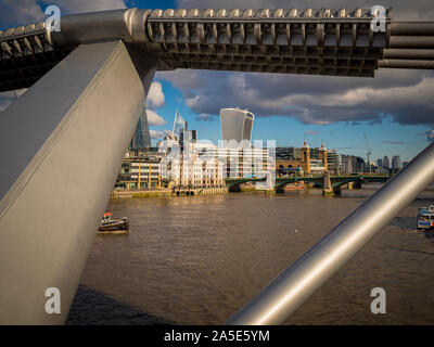 20 Fenchurch Street edificio (il) Walkie-Talkie, visto dal Millennium Bridge. lLondon, UK. Foto Stock