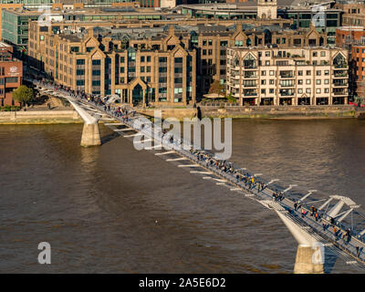 Vista aerea del millennio Ponte sul Fiume Tamigi, Londra, Regno Unito. Foto Stock