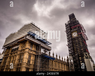 La torre di Elizabeth, noto come Big Ben, quasi interamente coperta da impalcature a causa di lavori di ristrutturazione, Westminster, London, Regno Unito. Foto Stock