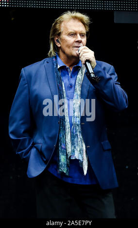 19 ottobre 2019, Baden-Wuerttemberg, Stoccarda: Singer Howard Carpendale esegue al 'Schlagernacht des Jahres' nel alla Hanns-Martin-Schleyer-Halle. Foto: Christoph Schmidt/dpa Foto Stock