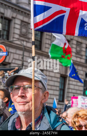 LONDON, Regno Unito - 19 ottobre 2019: un manifestante prende parte a mettere la popolazione di marzo in vista del voto determinante sulla trattativa Brexit Foto Stock