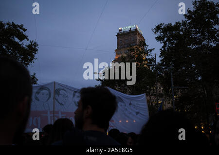 Banner con il ritratto del catalano di prigionieri politici durante il cosiddetto "arch per la libertà" di Barcellona. La Catalogna. Spagna. Foto Stock