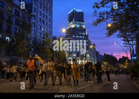 Migliaia di persone partecipano al cosiddetto "arch per la libertà" a Barcellona il 18 ottobre 2019. Foto Stock