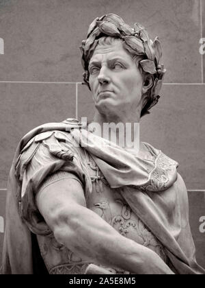 Caio Giulio Cesare 100 - 44 A.C. imperatore romano più generale ( Romano, Italia, ) da Nicolas Coustou 1658-1733 barocca, Francia Foto Stock