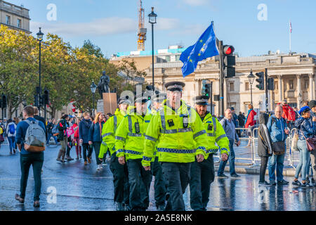 LONDON, Regno Unito - 19 ottobre 2019: le forze di polizia sono distribuiti a metterlo al popolo di marzo nella capitale che ha visto la partecipazione di centinaia di migliaia di persone Foto Stock