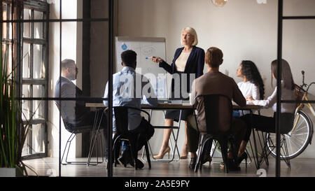 Coppia imprenditrice Mentor coach dare lavagna presentazione in officina Foto Stock