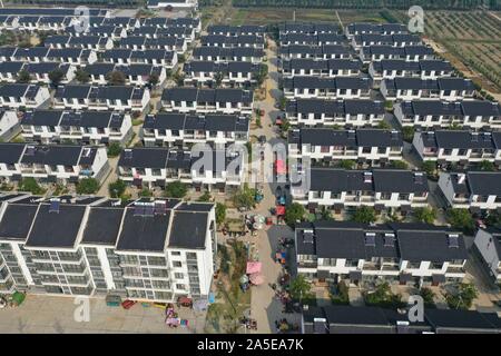 (191020) -- SUINING, 20 ott. 2019 (Xinhua) -- Foto aeree prese su 20 ott. 2019 mostra Gaodang villaggio della contea di Suining nella città di Xuzhou, est cinese della provincia di Jiangsu. Villaggio Gaodang ha in questi ultimi anni è stato impegnato per la regolazione delle strutture industriali e lo sviluppo di e-commerce e il turismo rurale industrie. Il reddito pro capite degli abitanti dei villaggi ha raggiunto 19,670 yuan (circa 2,778 dollari) nel 2018. (Xinhua/Ji Chunpeng) Foto Stock