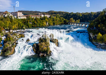 Cascate del Reno, Rheinfall, panoramica vista aerea. I turisti sui banchi di osservazione. Bridge e il confine tra la città e cantoni Neuhausen am Rheinfall, Scha Foto Stock