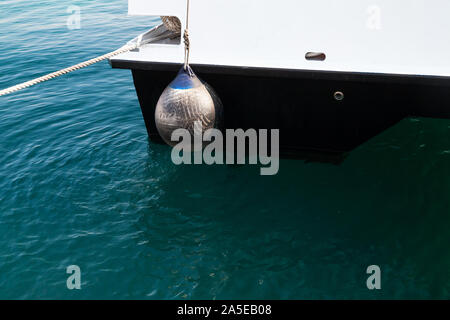 Barca a sfera sul parafango, Round Boa di ancoraggio appeso su un yacht stern Foto Stock